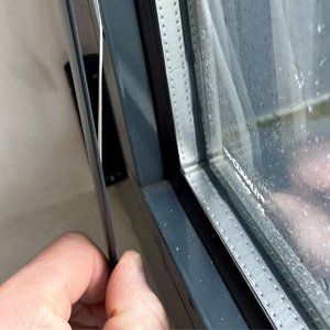 Coulisses adhésives